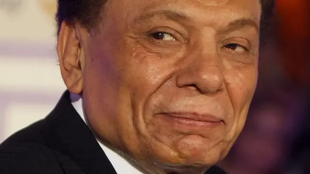 حقيقة الحالة الصحية.. نقيب الممثلين يكشف تفاصيل جديدة بشأن الزعيم عادل إمام